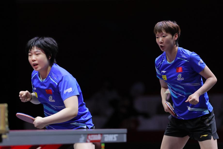 [图]王曼昱/蒯曼3-0取胜 晋级下一轮  世界赛女双总决赛  乒乓球新闻报道