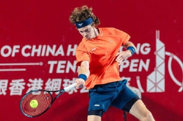 香港赛商竣程晋级下一轮  八强 卢布列夫爆冷出局