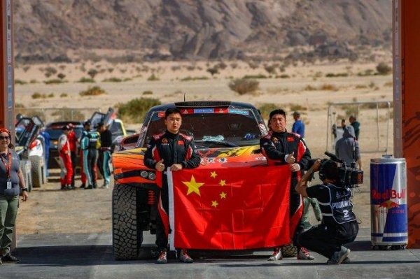 2025达喀尔揭幕 明源实业赛车队王明磊亮相国际舞台