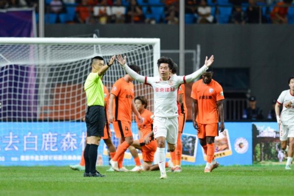 张华晨定位球直接破门奥斯卡点射 长春亚泰1-1云南玉昆