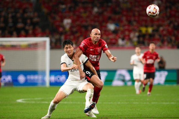 古尔芬克尔独造3球费利佩双响 蓉城4-1大胜海港