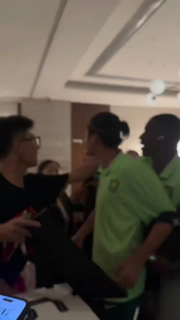 被球迷怒怼 王刚&张玉宁暴怒：我们怎么不想踢好？有什么好bb的？