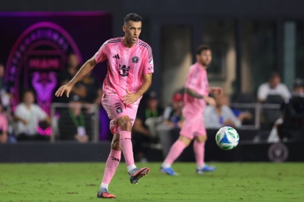 法尔肯:布斯克茨是一位沉默的领袖,他是历史最佳“5号”球员 法尔肯:布斯克茨是一位沉默的领袖,他是历史最佳“5号”球员