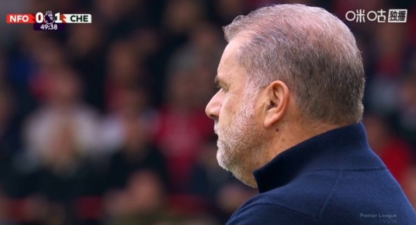 被群嘲！跟队：诺丁汉森林、切尔西球迷看台上共同嘲讽澳波将下课