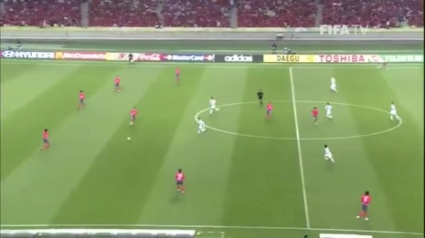 一模一样🤣韩国队主帅洪明甫02年世界杯赛  也曾原地转圈错误  致丢球