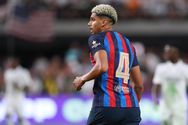 世体:阿劳霍可能替代库巴西杆位出战埃尔切 世体:阿劳霍可能替代库巴西杆位出战埃尔切