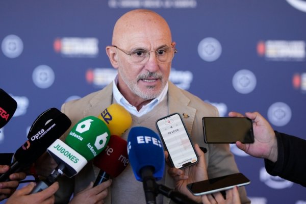 巴萨跟队:德拉富恩特似乎不知亚马尔伤缺1个月,我们需有所反应 巴萨跟队:德拉富恩特似乎不知亚马尔伤缺1个月,我们需有所反应