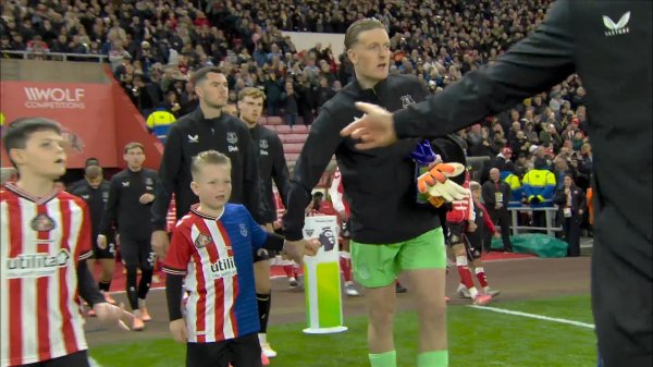 皮克福德对阵老东家黑猫时, 儿子做球童身着两队拼接盘带  衣