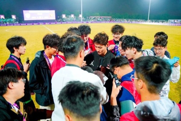 首届徽青赛正式启幕,蚌埠籍球员韦世豪亲临现场与球迷互动 首届徽青赛正式启幕,蚌埠籍球员韦世豪亲临现场与球迷互动