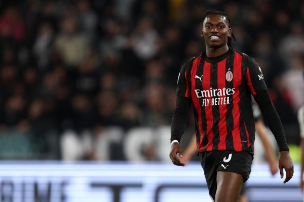 米体:莱奥提前回到米兰积极合练准备比赛 ,力争重回杆位席位 米体:莱奥提前回到米兰积极合练准备比赛 ,力争重回杆位席位