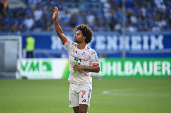 拜仁官方：格纳布里内收肌负伤  ，将缺席对阵多特的赛事